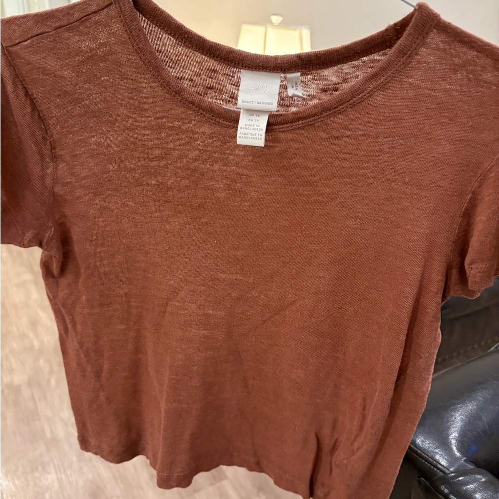$5/$25 H&M Rust Short Sleeve Tee. Make a bundle.
